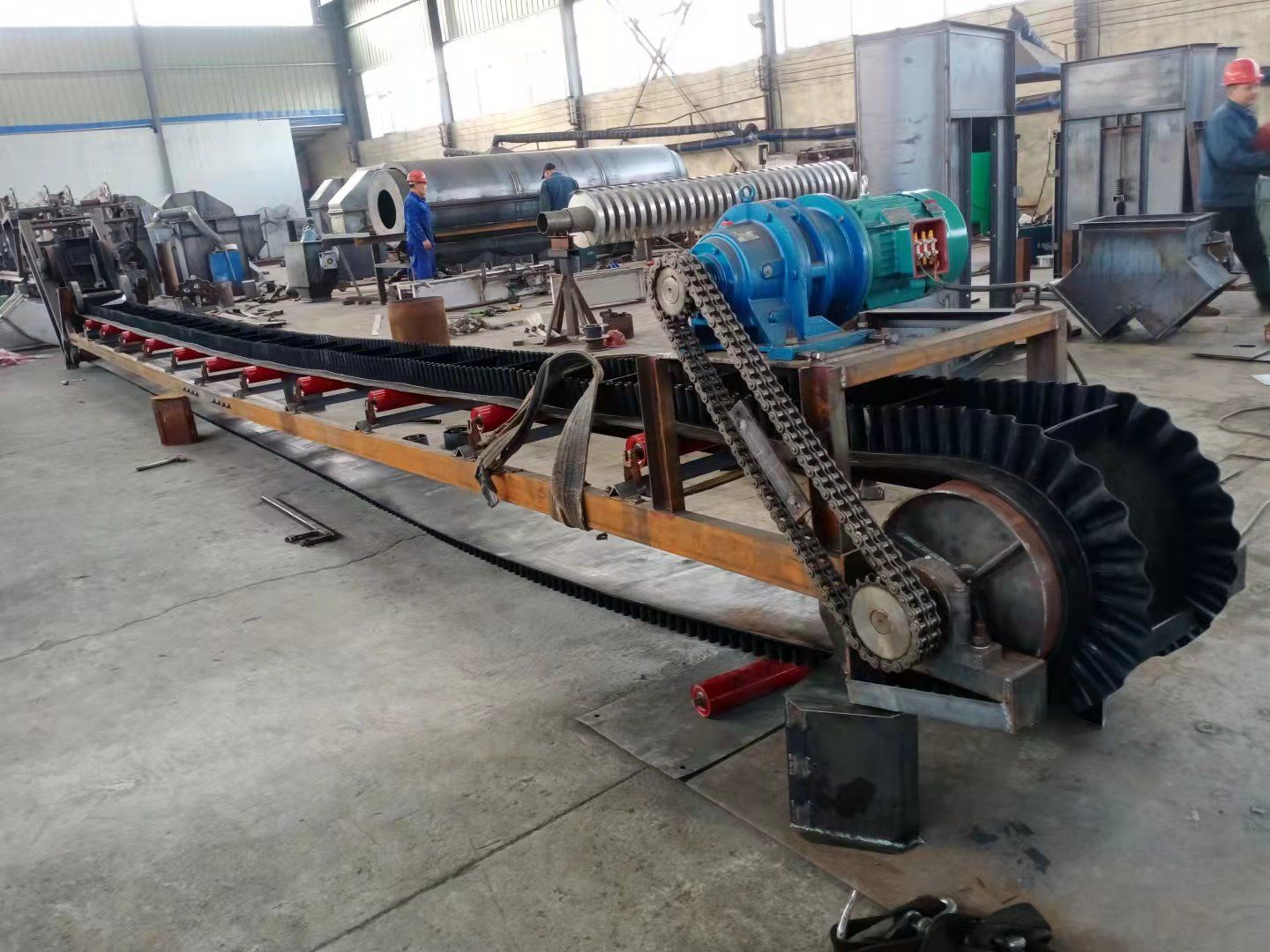 大倾角皮带输送机，即将生产完工