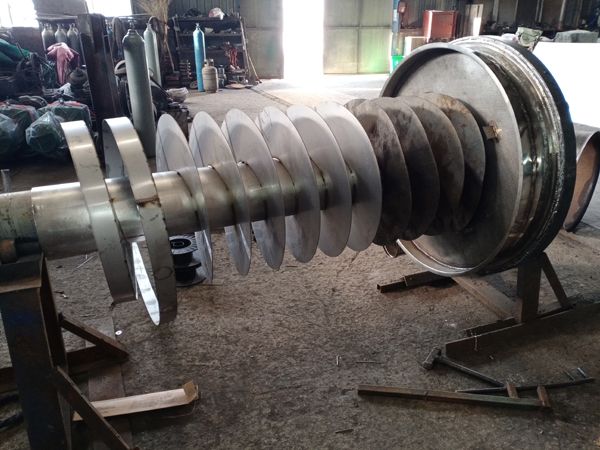 脱水用垂直提升机生产中，期待成品